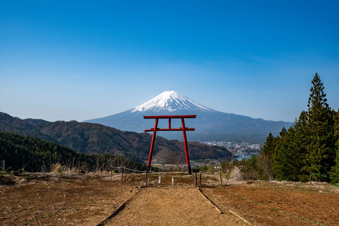 天空の鳥居の写真